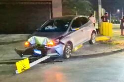 Sinop: carro desgovernado derruba balizador e placa em bairro