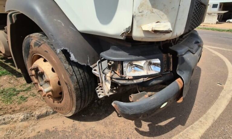 Sinop: colisão entre carro e caminhão deixa veículos danificados na BR-163