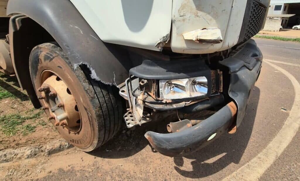 Sinop: colisão entre carro e caminhão deixa veículos danificados na BR-163