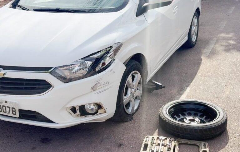Sinop: moto colide em carro estacionado e condutor é socorrido