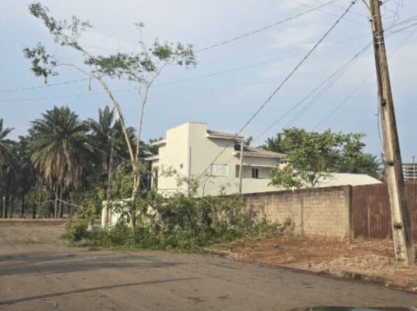 Vendaval causa estragos em casas e empresas em Matupá; prefeitura mobiliza equipes