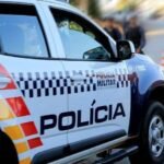 Jovem é preso por espancar companheira com socos e chutes dentro de residência